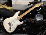 Fender Electric Guitar Stratocaster Standard Arctic White 2016 mit Fender Locking Tuners und Hardschalenkoffer