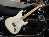 Fender Electric Guitar Stratocaster Standard Arctic White 2016 mit Fender Locking Tuners und Hardschalenkoffer