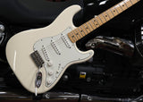 Fender Electric Guitar Stratocaster Standard Arctic White 2016 mit Fender Locking Tuners und Hardschalenkoffer