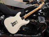 Fender Electric Guitar Stratocaster Standard Arctic White 2016 mit Fender Locking Tuners und Hardschalenkoffer