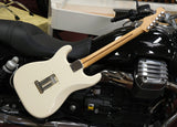 Fender Electric Guitar Stratocaster Standard Arctic White 2016 mit Fender Locking Tuners und Hardschalenkoffer