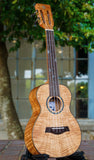 Ohana Ukulele Tenor TK180M, CHF 188.-- statt 285.--, geflammte Okoumedecke / geflammter Okoumekorpus, inklusive Softcase